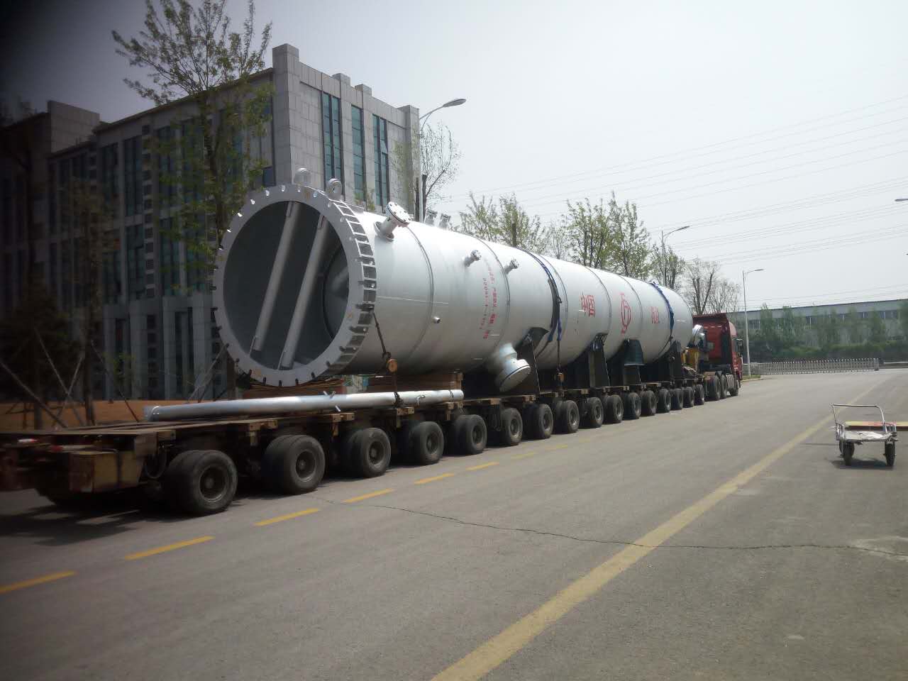 恒力石化（大连）炼化有限公司在我公司制造的循环氢脱硫塔竣工发货