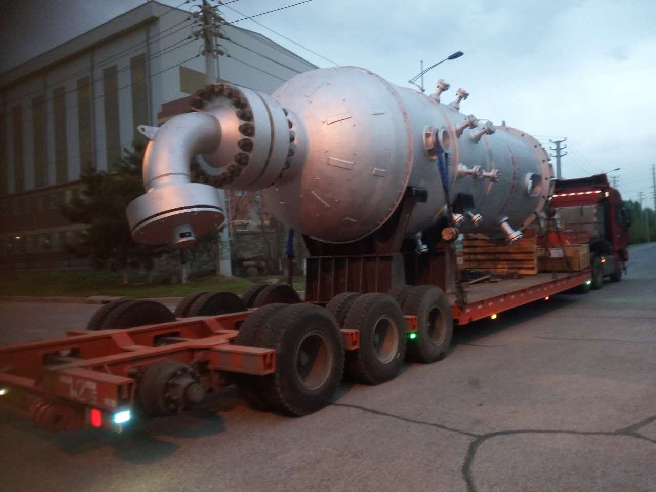 我公司为恒力石化（大连）炼化有限公司制造的循环氢分液灌竣工发货