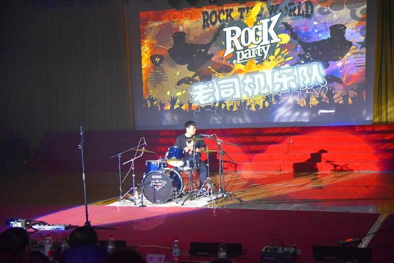 抚机举办“砥砺奋进、赢战2018”文艺演出暨年度表彰大会