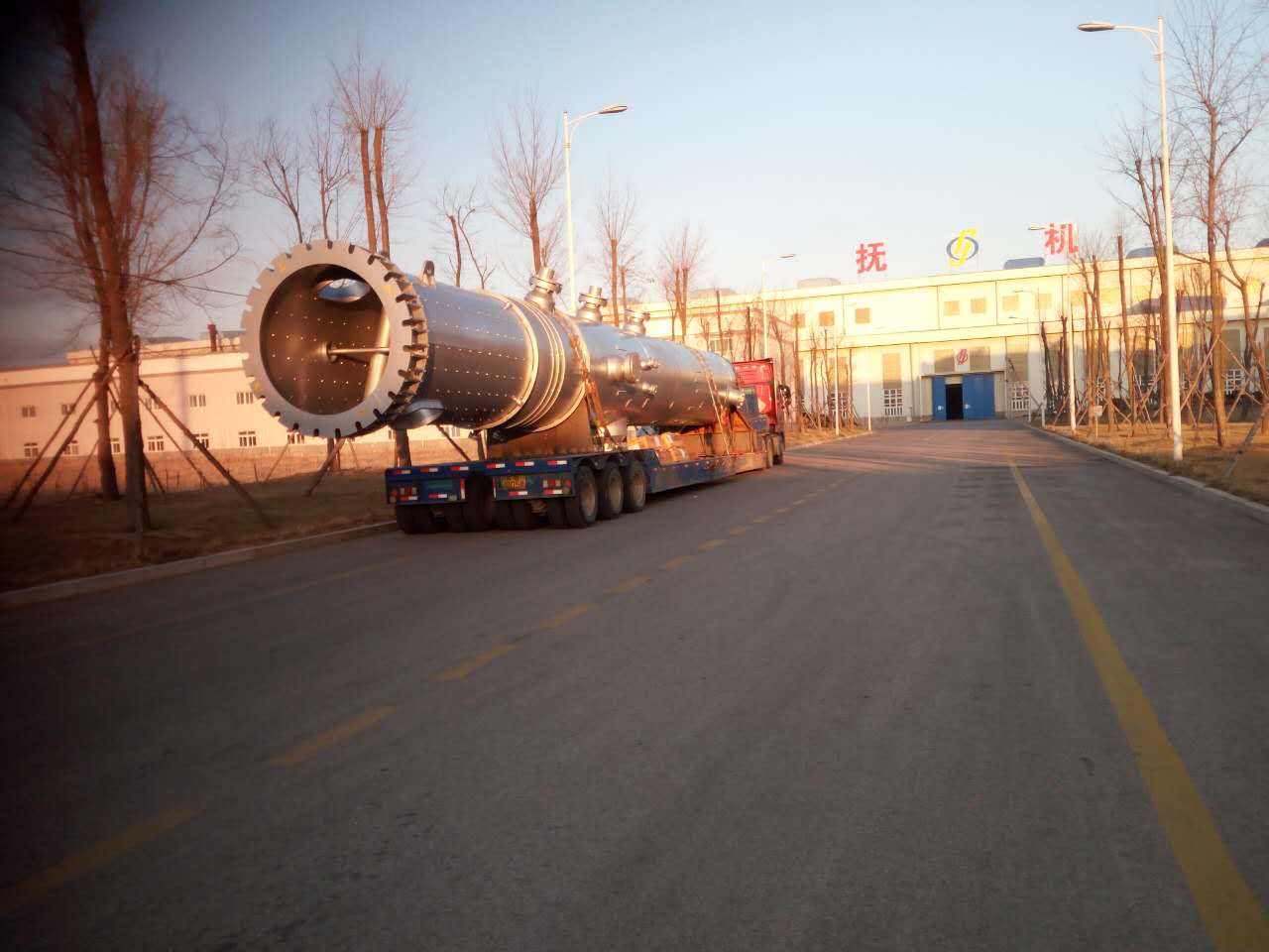 我公司为中国寰球工程有限公司（华北石化）制造的循环氢脱硫塔竣工发货