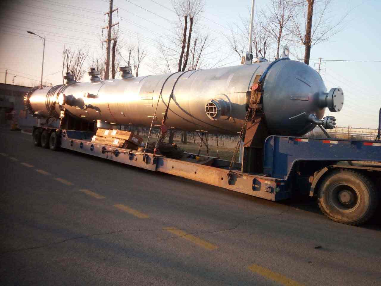 我公司为中国寰球工程有限公司（华北石化）制造的循环氢脱硫塔竣工发货