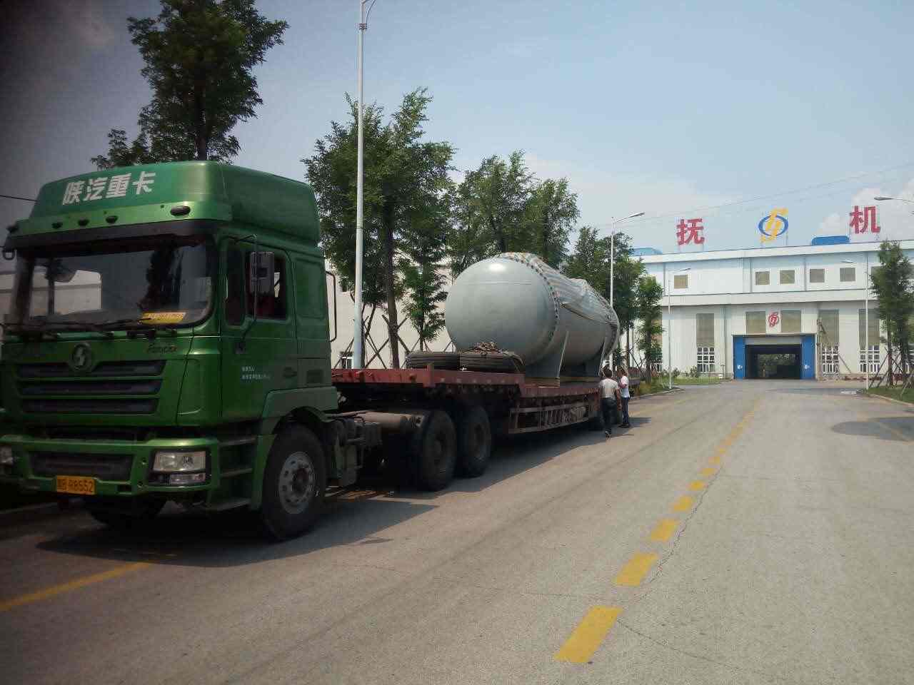 我公司为中盐安徽红四方股份有限公司制造的冷凝器竣工发货 我公司为中盐安徽红四方股份有限公司制造的冷凝器竣工发货