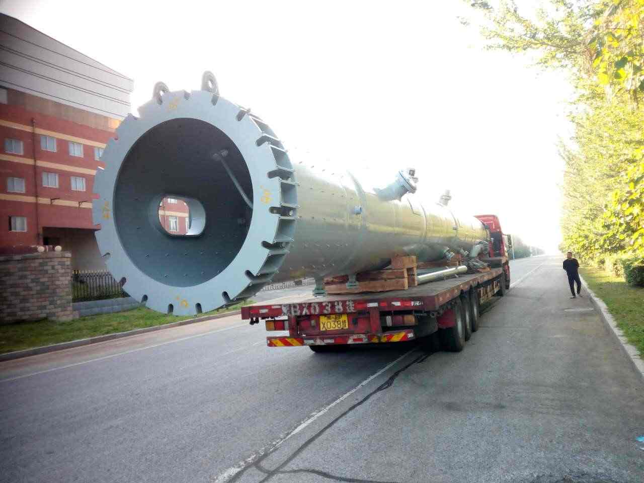 我公司为中国石化青岛石油化工有限责任公司制造的循环氢脱硫塔竣工发货