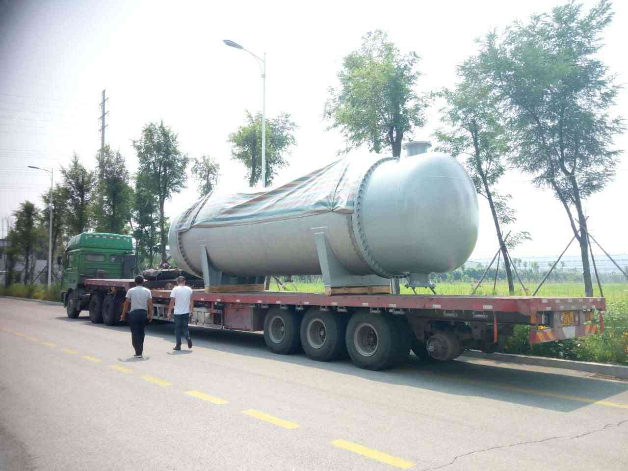 我公司为中盐安徽红四方股份有限公司制造的冷凝器竣工发货 我公司为中盐安徽红四方股份有限公司制造的冷凝器竣工发货