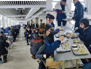 抚机公司年底发放福利请全体员工吃杀猪菜
