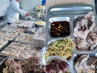 抚机公司年底发放福利请全体员工吃杀猪菜